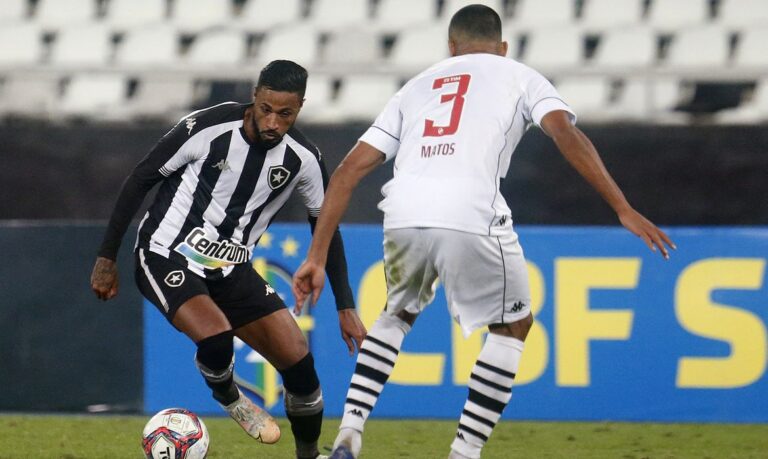 Botafogo goleia o Vasco em São Januário, assume a ponta da Série B e encaminha acesso