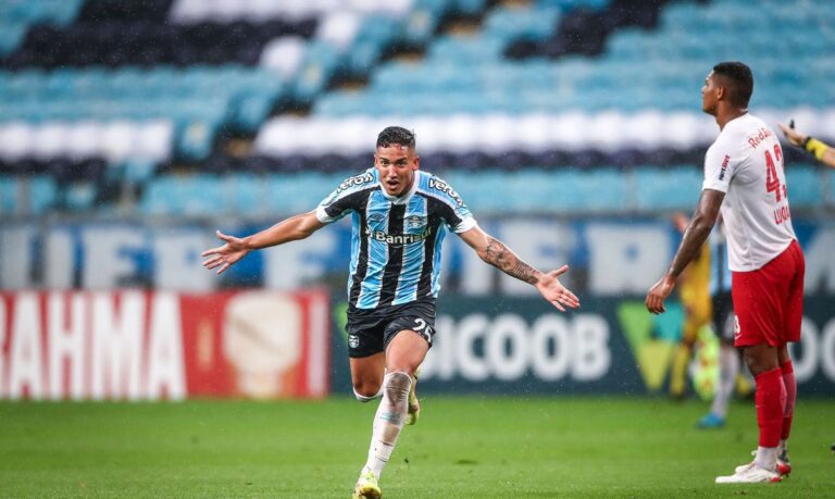 Grêmio goleia Bragantino e respira no Campeonato Brasileiro