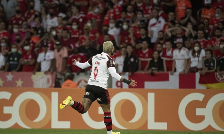 Flamengo bate Internacional e mantém sonho do Brasileiro vivo