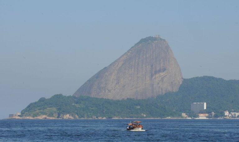 UFF desenvolve barco autônomo para monitorar poluição das águas