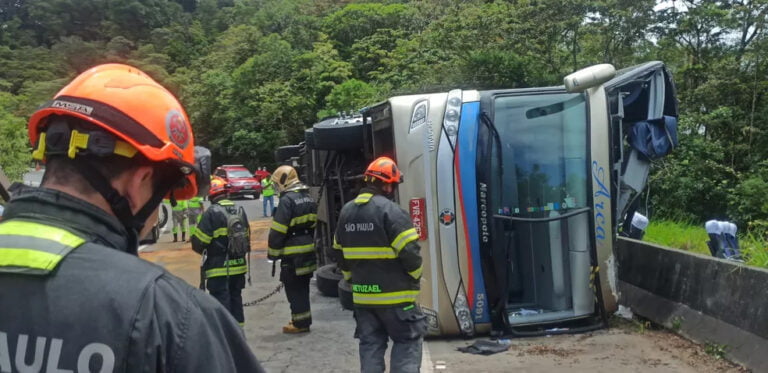 Ônibus tomba e deixa cinco pessoas mortas em rodovia paulista