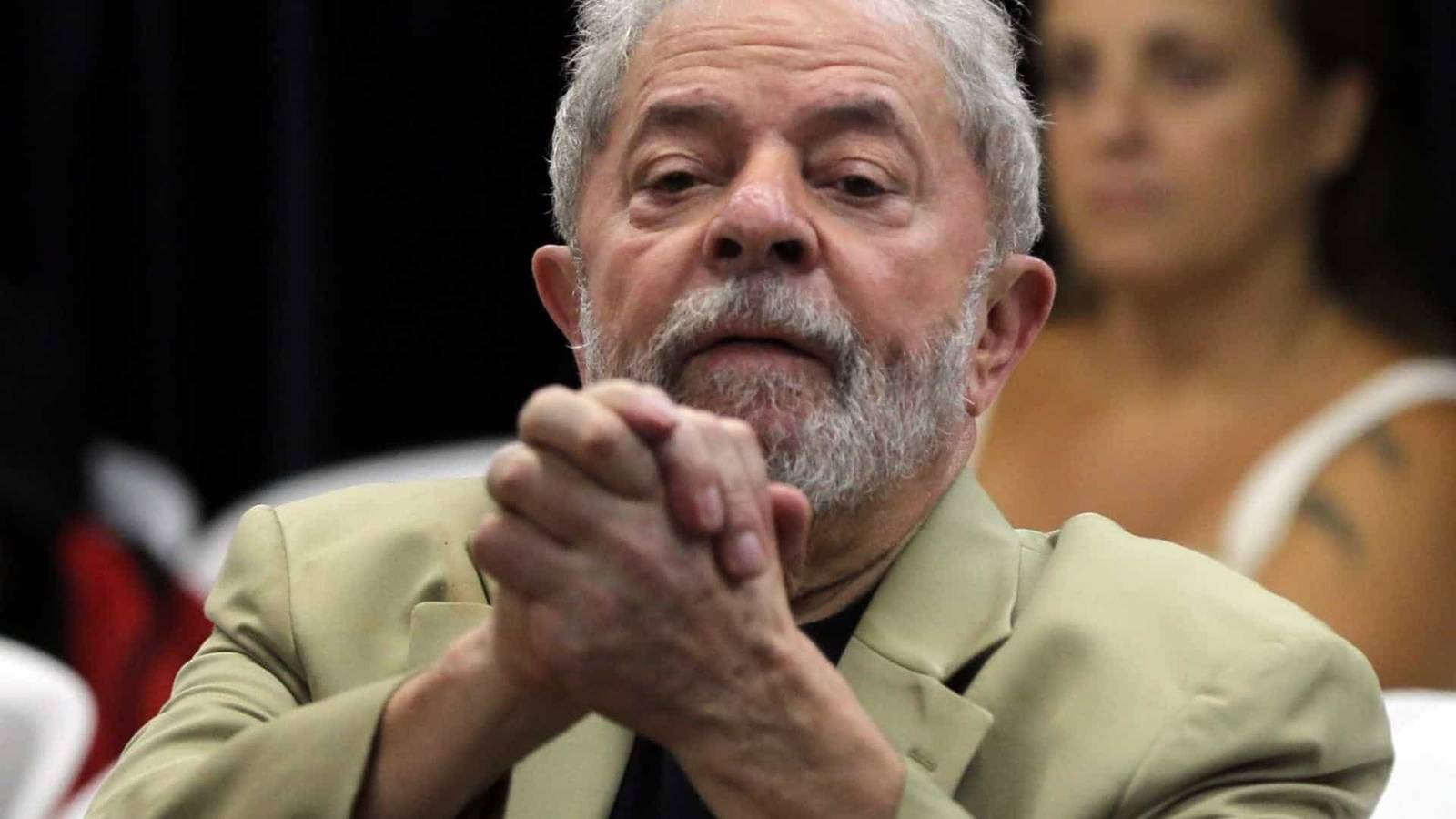 Em Paris, Lula é recebido por Macron com protocolo de chefe de Estado