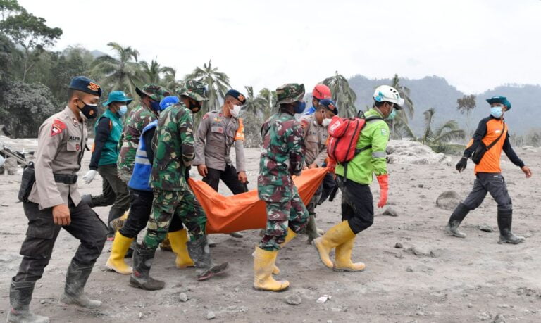 Vulcão na Indonésia retoma erupção e mortos chegam a 22