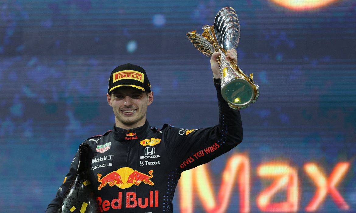 Verstappen conquista título da F1 com ultrapassagem na última volta