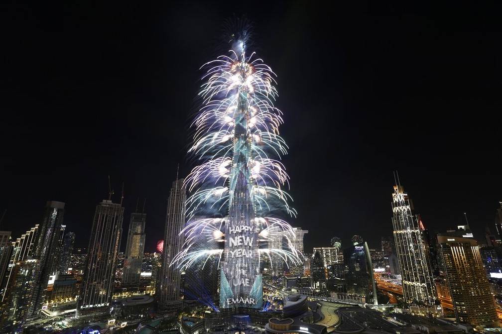 2022 pelo mundo: fogos de artifício marcam chegada do Ano Novo na Rússia, Emirados Árabes, Tailândia e Austrália