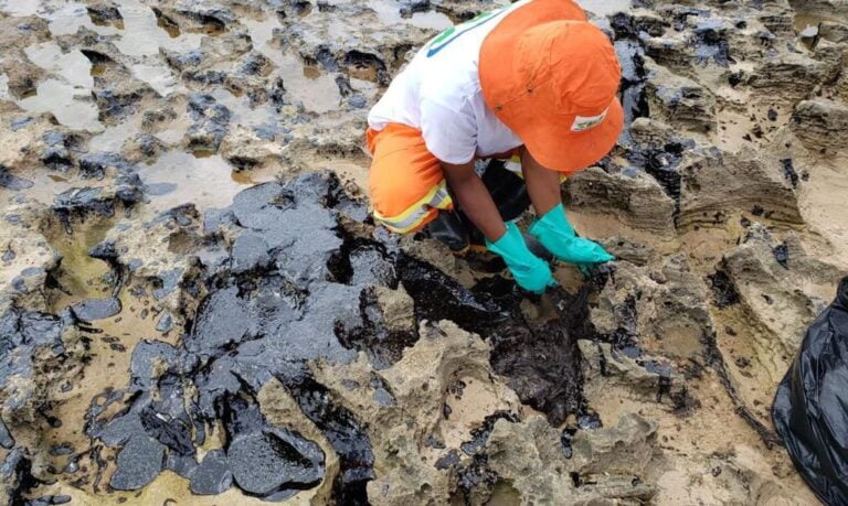 Óleo que atingiu praias do Nordeste veio de petroleiro grego, diz PF