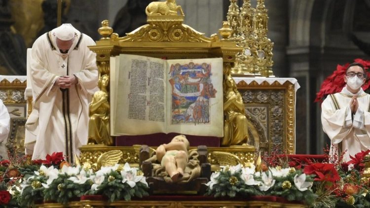 Em homilia na Missa do Galo o papa disse que devemos lembrar dos pobres e da pequenez de Jesus