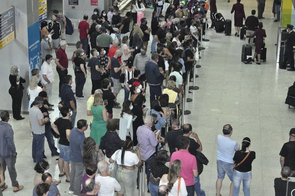 Passageiros enfrentam filas, problemas para fazer check-in e overbooking no Aeroporto Internacional de Cumbica, em Guarulhos