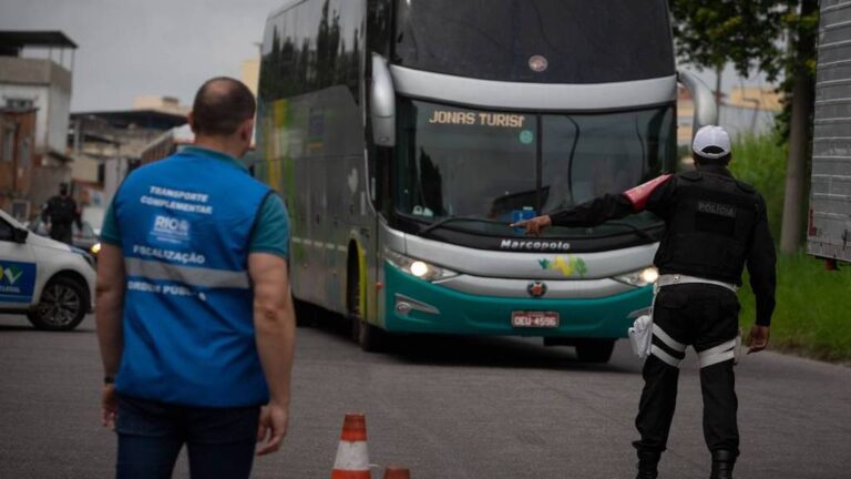 Rio monta bloqueios para evitar entrada de ônibus fretados na cidade