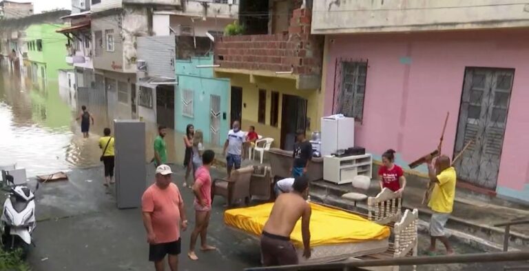 Após Rio Cachoeira subir 9 metros, nível da água começa a baixar e moradores contabilizam prejuízos em Itabuna