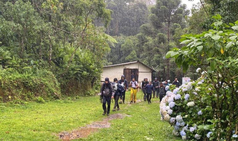 Bombeiros mobilizam operação para resgatar 32 turistas no Pico dos Marins