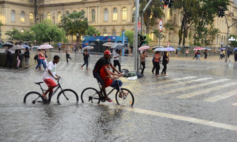 Forte chuva deixa São Paulo em estado de atenção para alagamentos