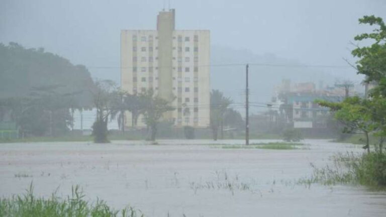 Litoral de SP e sul do RJ voltam a ter muita chuva