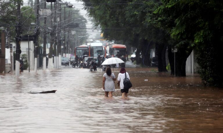 Chuva de granizo e temporal coloca várias regiões de São Paulo em estado de atenção