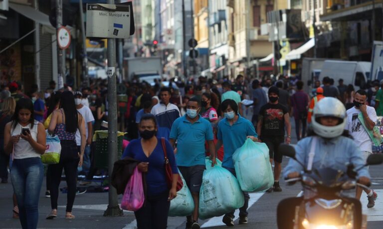 Covid-19: Brasil registrou 22,35 milhões de casos e 619,5 mil óbitos