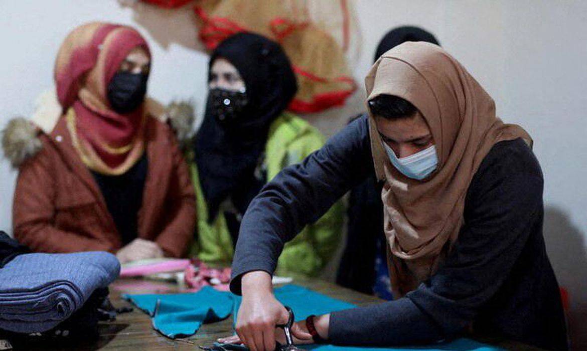 Mulheres afegãs perdem empregos com crise econômica e menos direitos