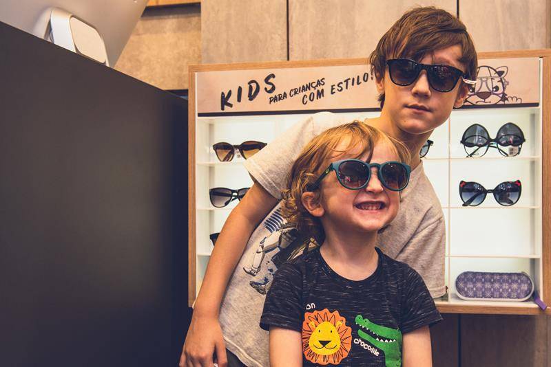 Crianças e óculos de sol: saiba como escolher o modelo ideal para os pequenos