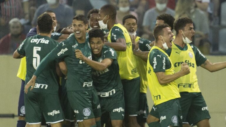 Com invasão da torcida no fim, Palmeiras vence o São Paulo e está na final da Copinha