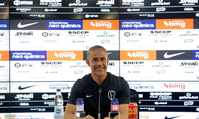 Por melhor Paulinho, Sylvinho descarta atleta como primeiro volante