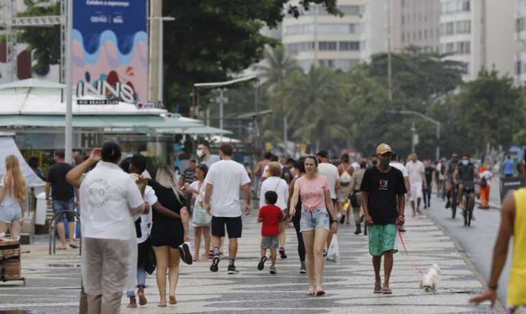 Covid-19: taxa de óbitos é 27 vezes maior entre idosos sem imunização