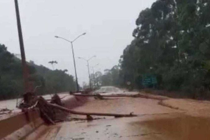 Um fica ferido e seis abandonam casas devido a transbordamento em MG