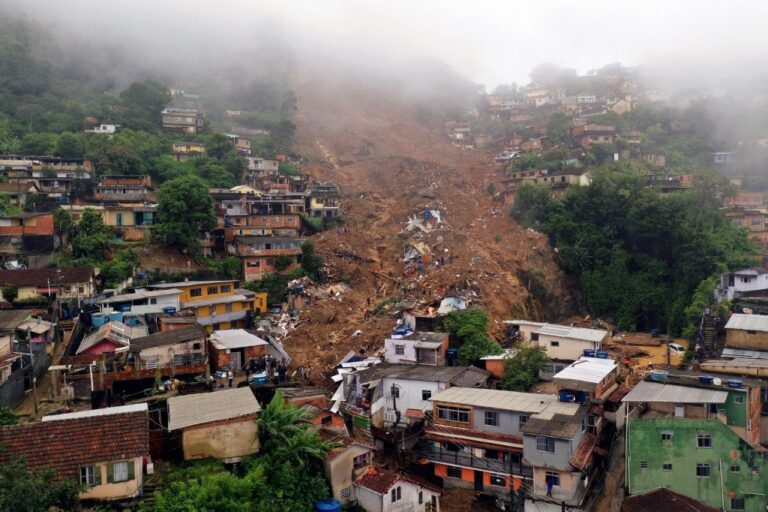 Petrópolis tem 876 abrigados em 13 pontos montados pela prefeitura