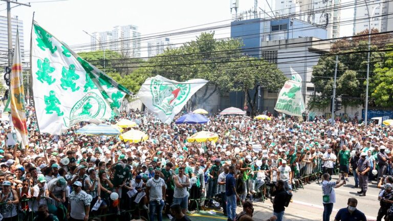 Torcida do Palmeiras prepara festa