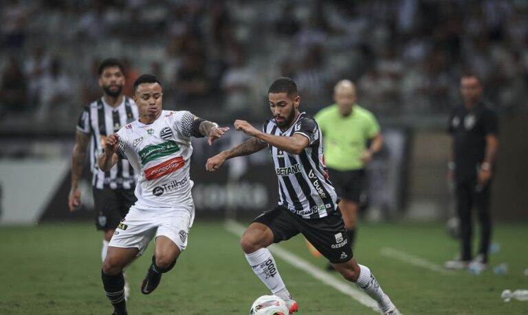 Atlético vence Athletic com pênalti polêmico e vira líder no Mineiro