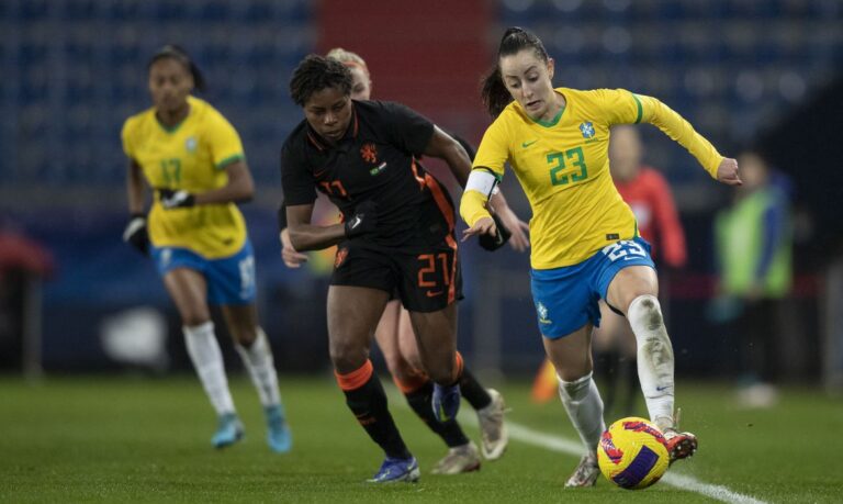 Luana celebra volta à seleção feminina após lesão e já mira a França