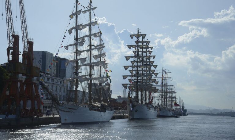 Veleiros podem ser contemplados no cais do Pier Mauá