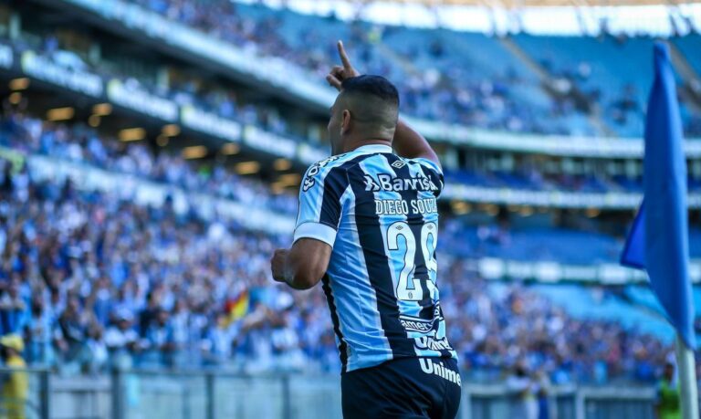 Grêmio goleia São Luiz por 4 a 0 na estreia do técnico Roger Machado