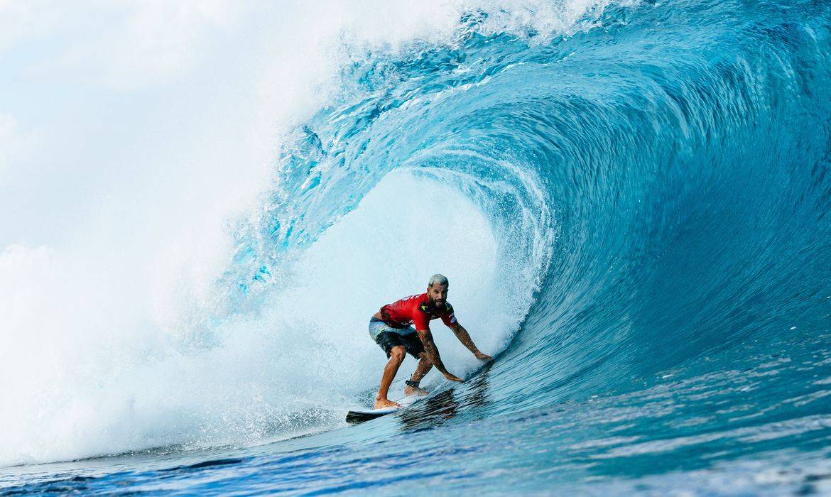 Surfe: Ítalo Ferreira brilha e está nas oitavas da etapa de Pipeline