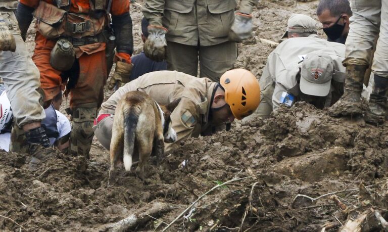 Mortes pela chuva em Petrópolis chegam a 120