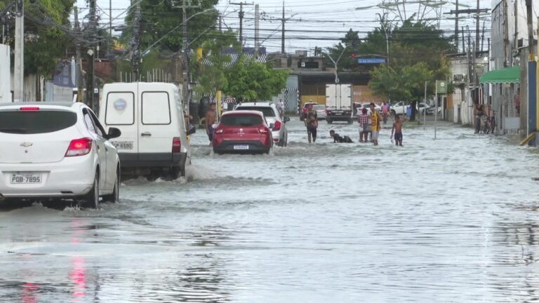 Fortes chuvas causam alagamentos e mortes no Grande Recife