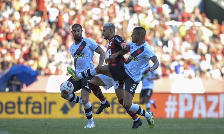 Vasco e Flamengo se enfrentam em busca de vaga na final do Carioca