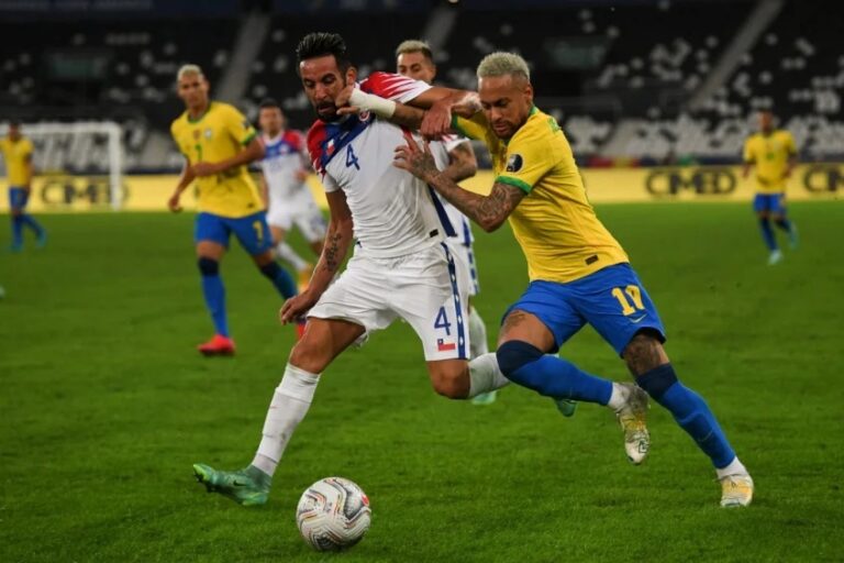 Classificado, Brasil encara Chile, que ainda luta para ir à Copa; ASSISTA