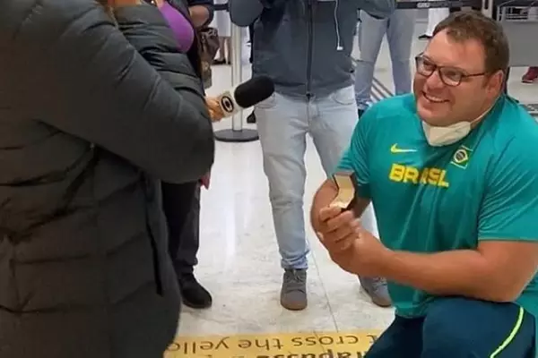 Campeão mundial, Darlan Romani pede mulher em casamento no aeroporto