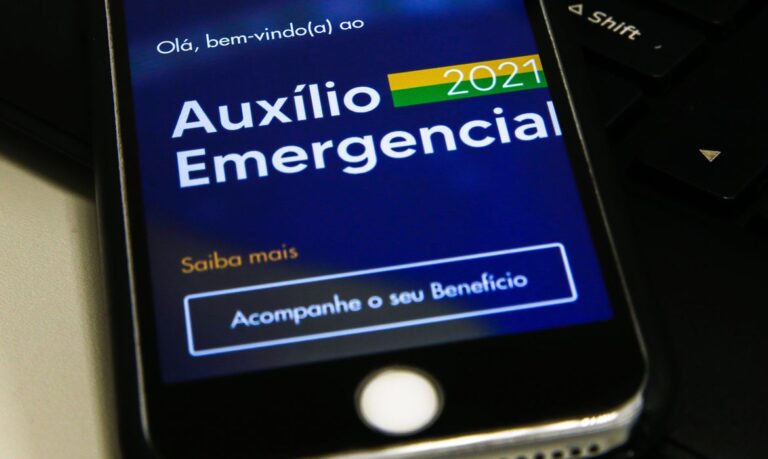 Governo regulamenta ressarcimento de recursos do auxílio emergencial