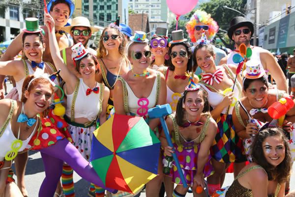 Mesmo proibidos, blocos de carnaval atraem foliões pelo Brasil