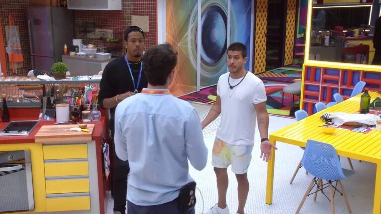 Arthur Aguiar tira satisfação com Lucas após discurso no BBB 22