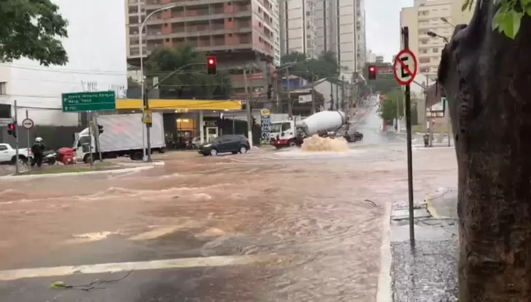 Chuva forte alaga ruas e deixa pessoas ilhadas na cidade de SP; Zona Sul registra granizo e queda de energia