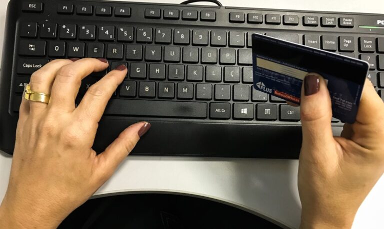 Pesquisa mostra aumento de compras online pelas mulheres na pandemia