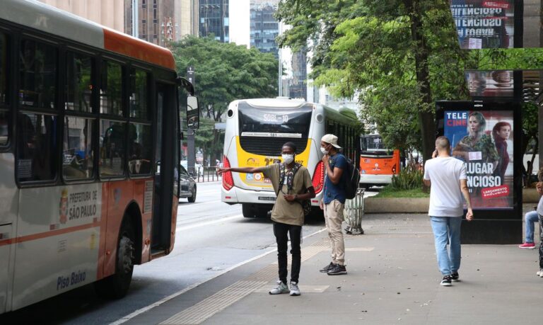 São Paulo libera obrigatoriedade de máscara para ambientes fechados