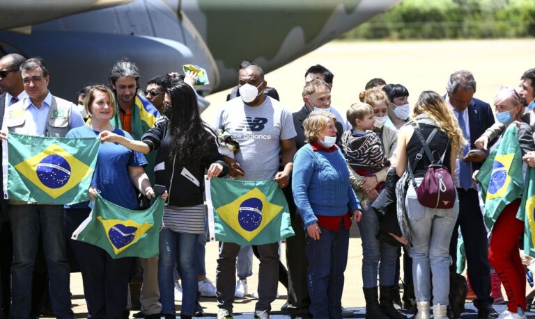 Grupo vindo da Polônia chega a Brasília em aviões da FAB