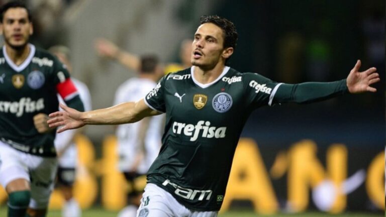 Palmeiras vence Corinthians, faz a trinca nos clássicos e mantém reinado de Abel entre portugueses