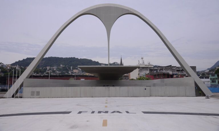 Sambódromo começa hoje a receber ensaios técnicos