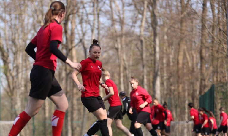 Futebol feminino: após fugir da Ucrânia, time treina em clube alemão