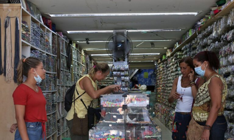 Mato Grosso do Sul libera uso de máscara em locais fechados