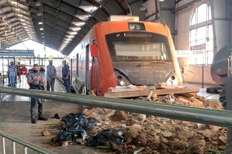 Em São Paulo, trem da Linha 8 bate em barreira de proteção