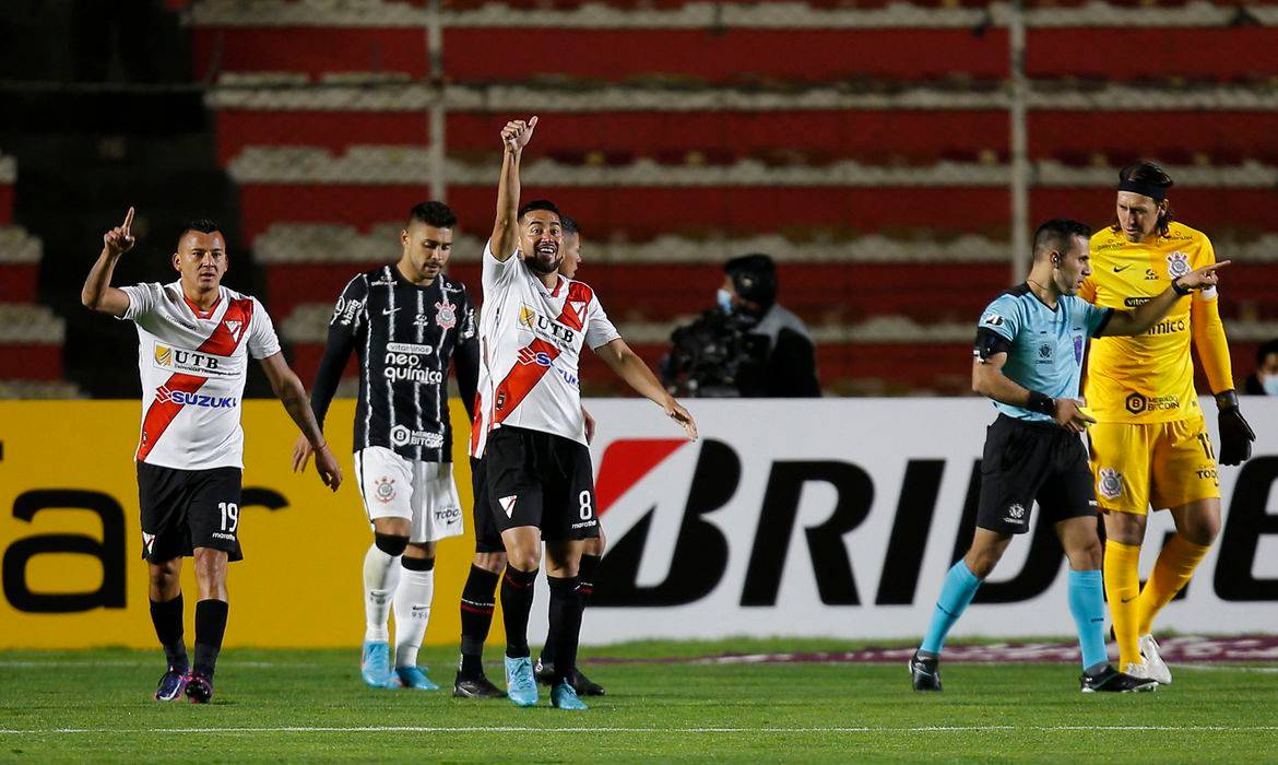 Na altitude de La Paz, Corinthians perde na estreia da Libertadores